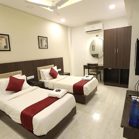 Hotel Privya Rooms And Banquet Surate Extérieur photo