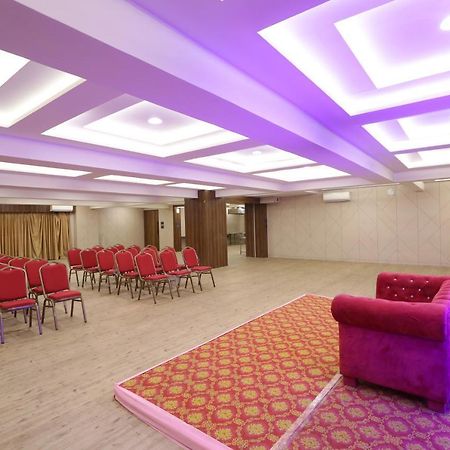 Hotel Privya Rooms And Banquet Surate Extérieur photo