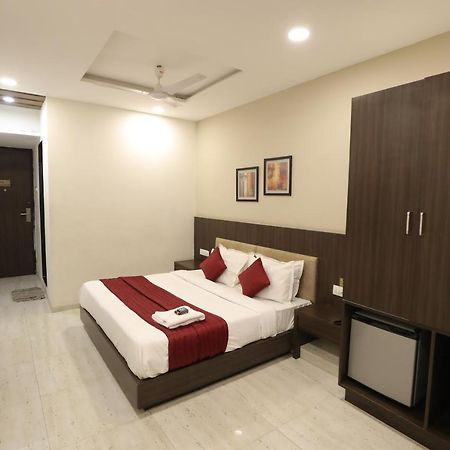 Hotel Privya Rooms And Banquet Surate Extérieur photo