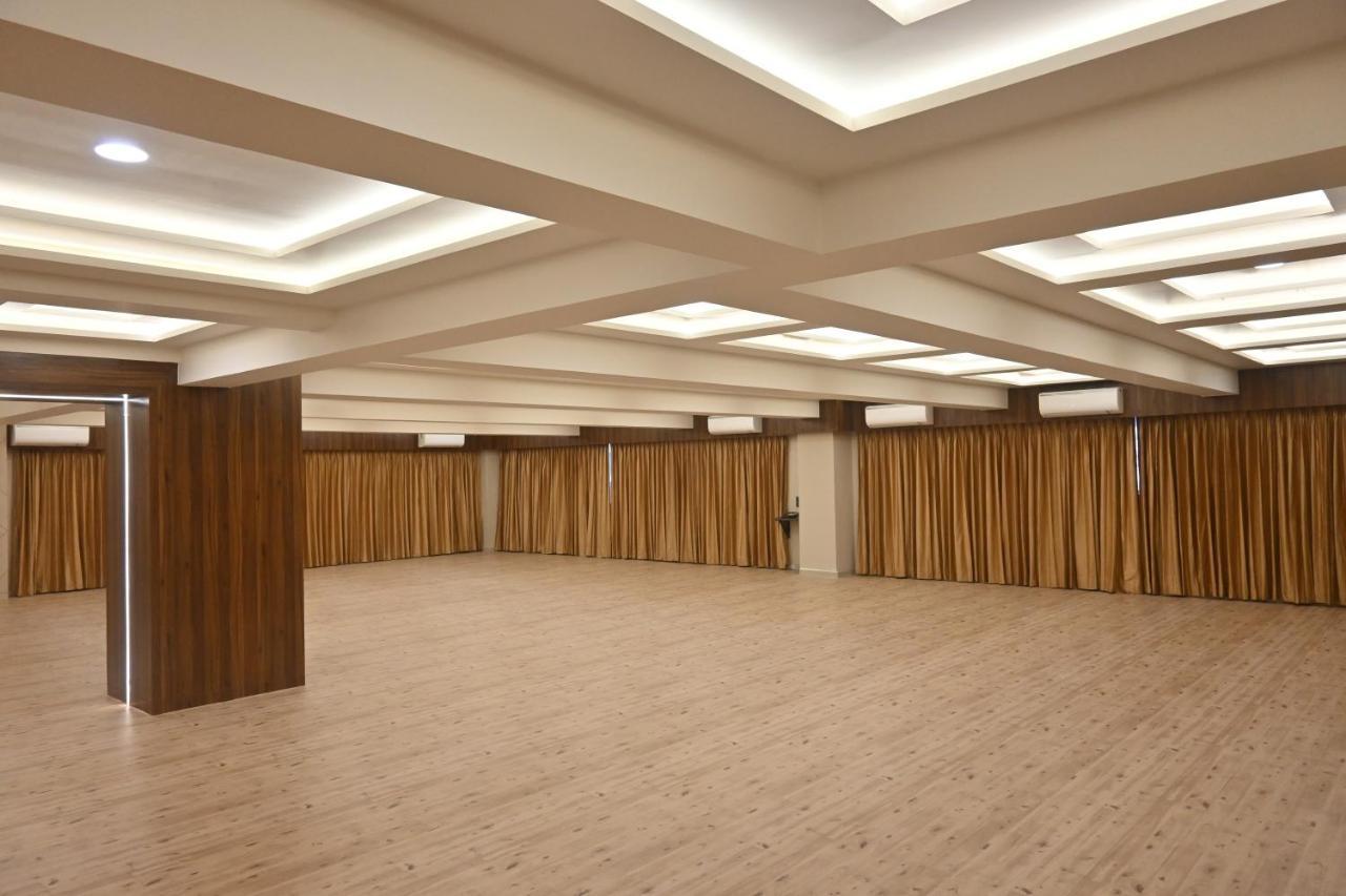 Hotel Privya Rooms And Banquet Surate Extérieur photo