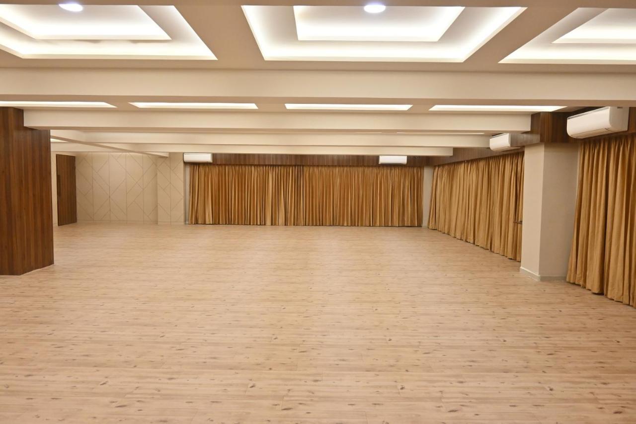 Hotel Privya Rooms And Banquet Surate Extérieur photo