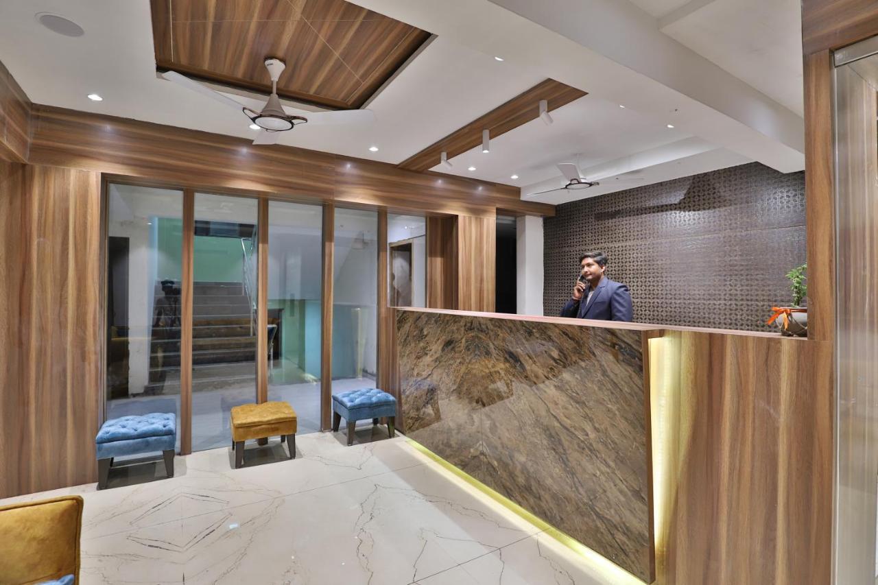 Hotel Privya Rooms And Banquet Surate Extérieur photo