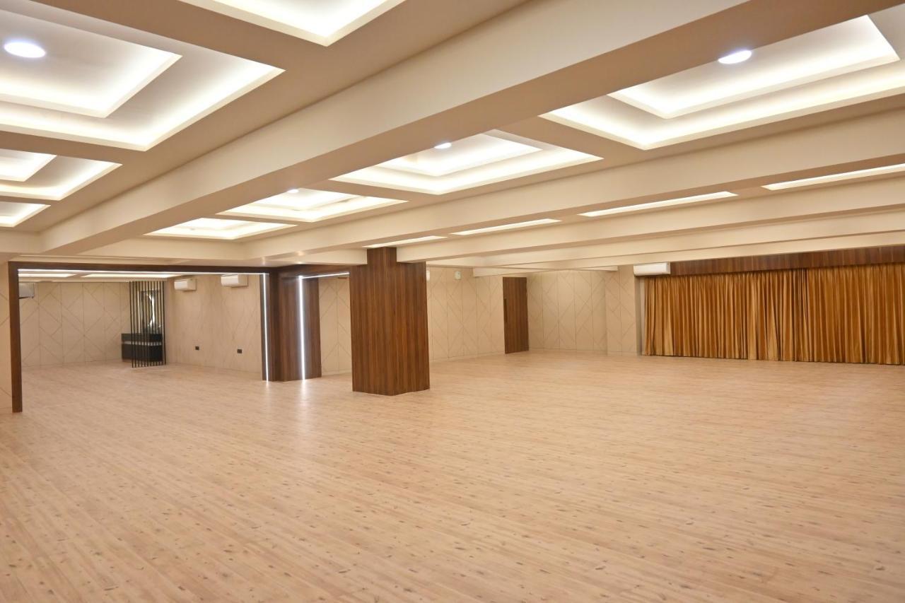 Hotel Privya Rooms And Banquet Surate Extérieur photo