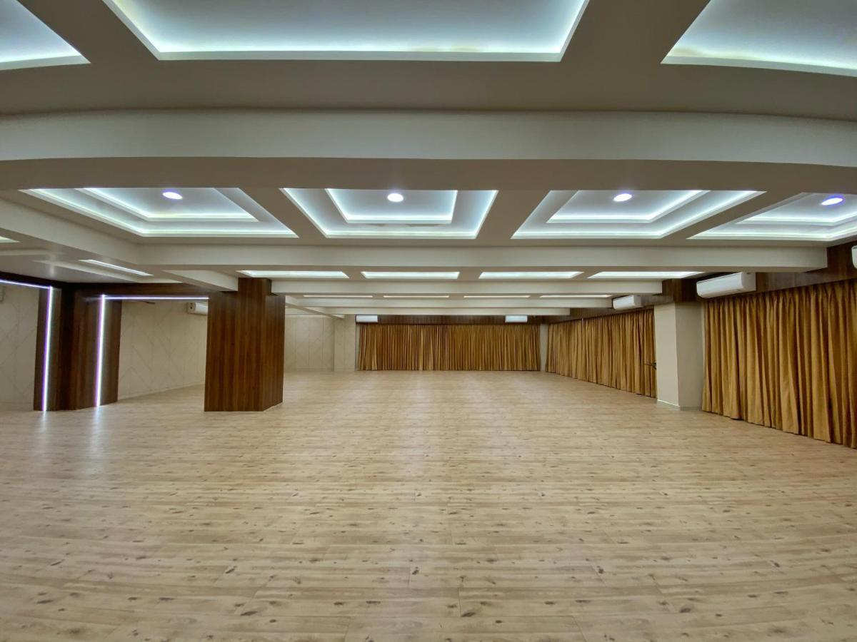 Hotel Privya Rooms And Banquet Surate Extérieur photo