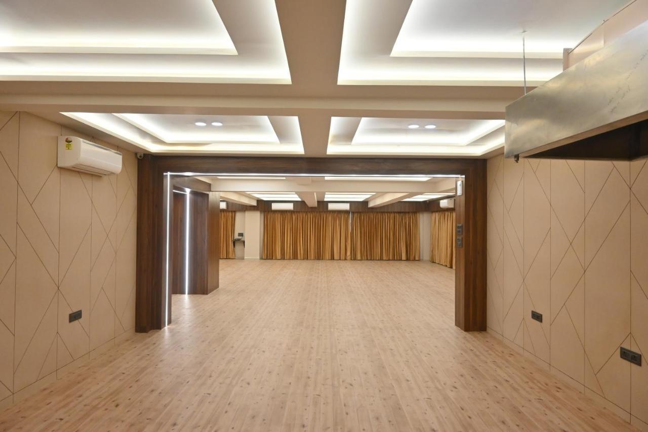 Hotel Privya Rooms And Banquet Surate Extérieur photo