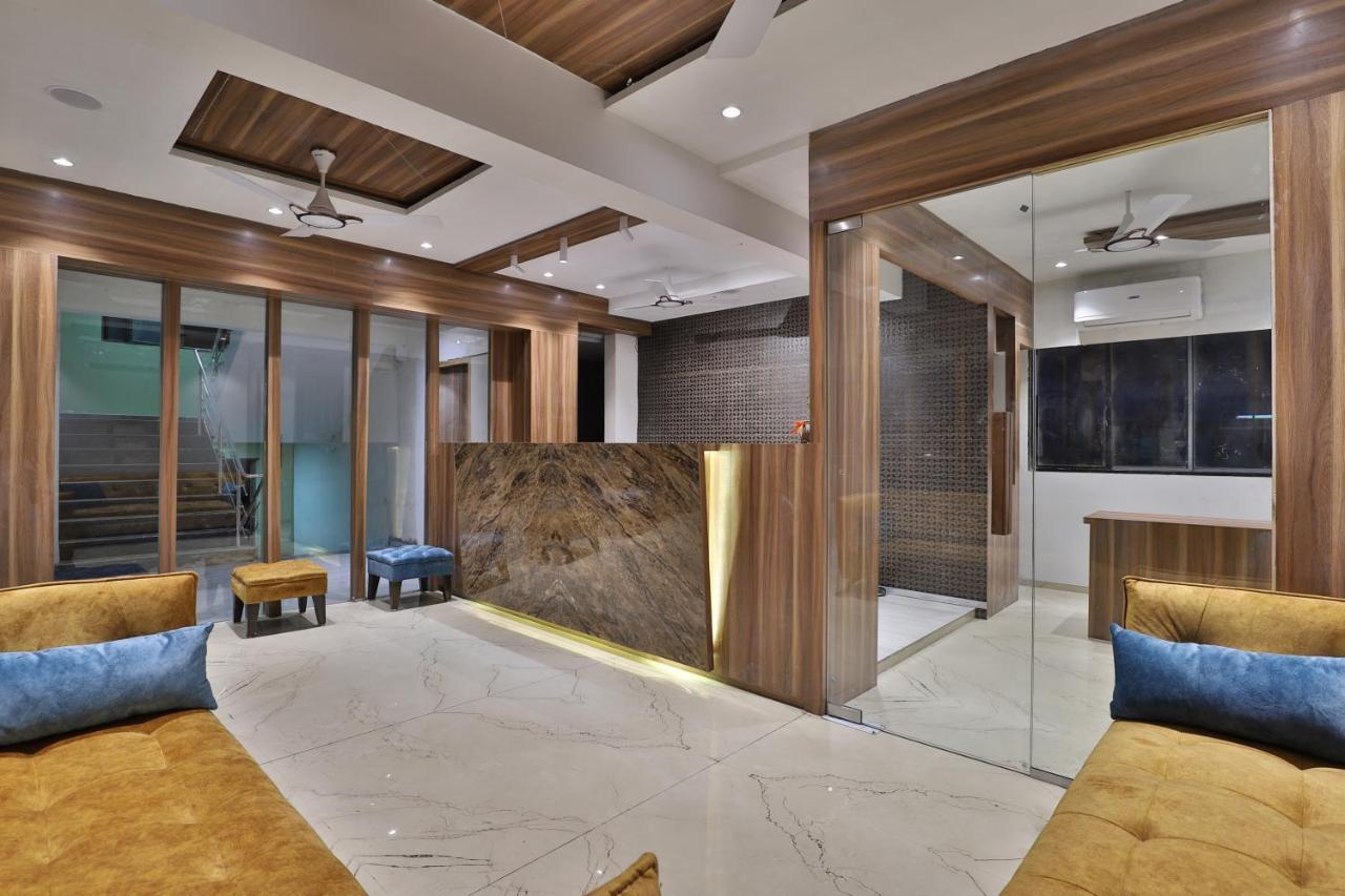 Hotel Privya Rooms And Banquet Surate Extérieur photo