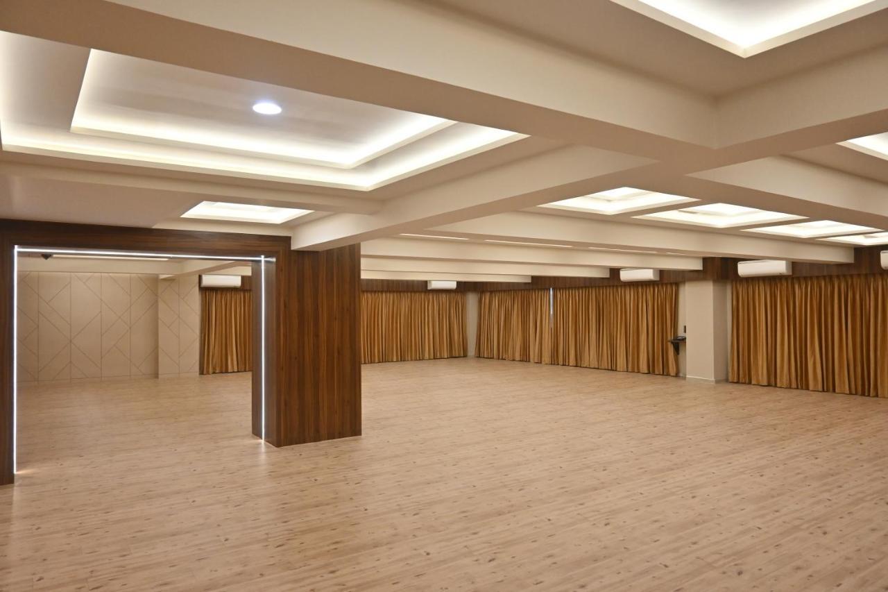 Hotel Privya Rooms And Banquet Surate Extérieur photo
