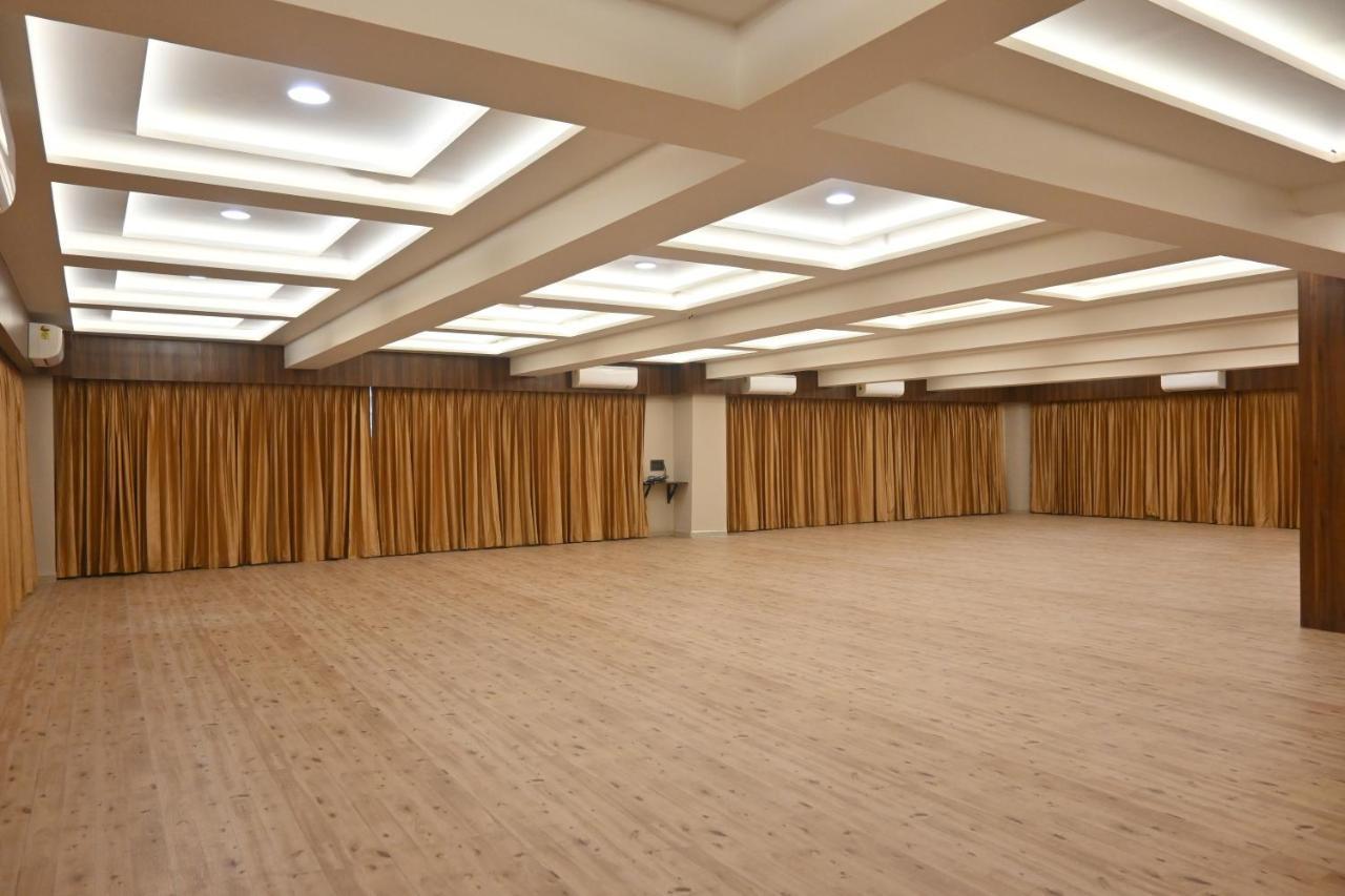 Hotel Privya Rooms And Banquet Surate Extérieur photo
