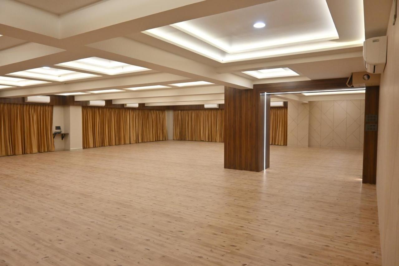 Hotel Privya Rooms And Banquet Surate Extérieur photo