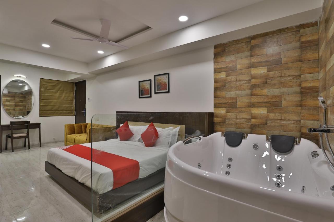 Hotel Privya Rooms And Banquet Surate Extérieur photo