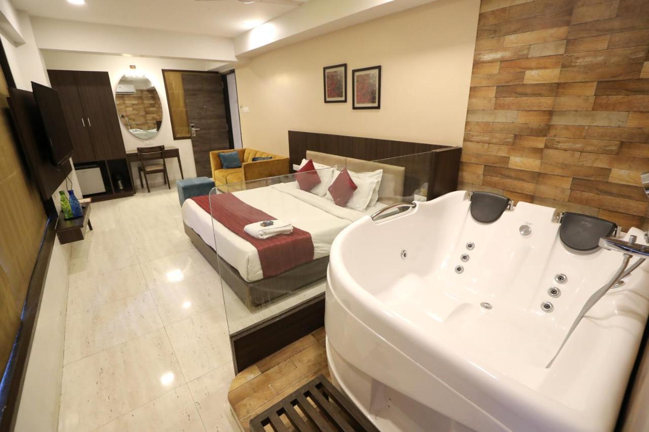 Hotel Privya Rooms And Banquet Surate Extérieur photo