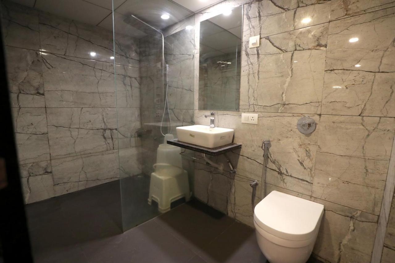 Hotel Privya Rooms And Banquet Surate Extérieur photo