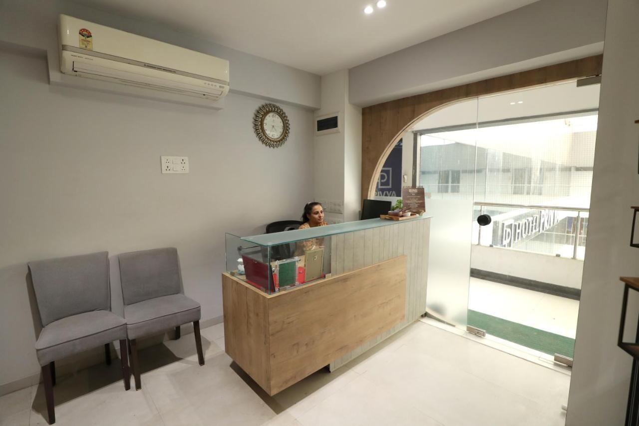 Hotel Privya Rooms And Banquet Surate Extérieur photo