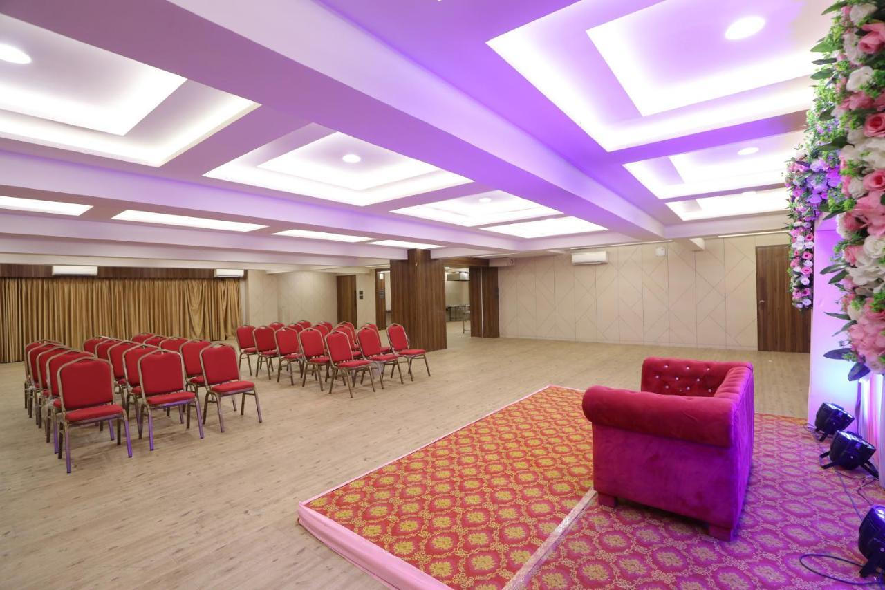 Hotel Privya Rooms And Banquet Surate Extérieur photo