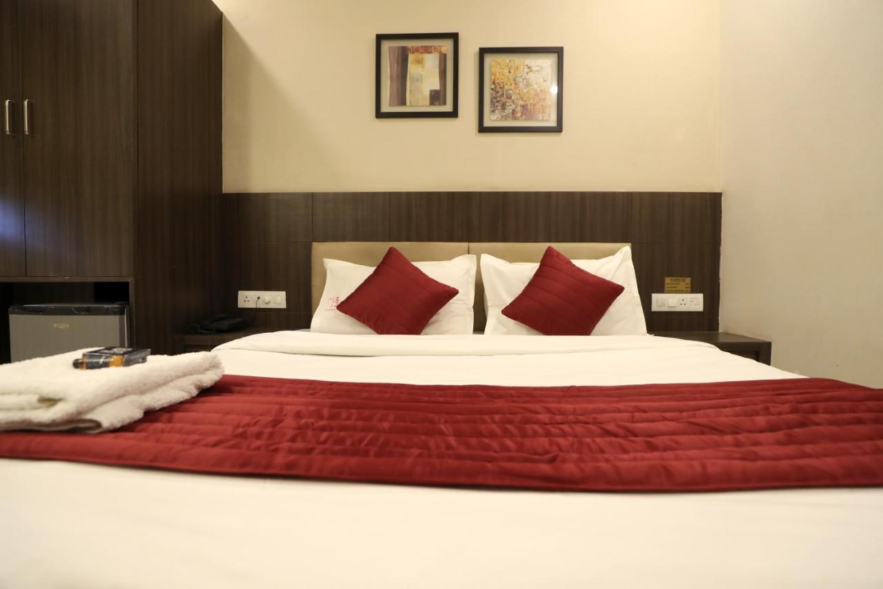 Hotel Privya Rooms And Banquet Surate Extérieur photo