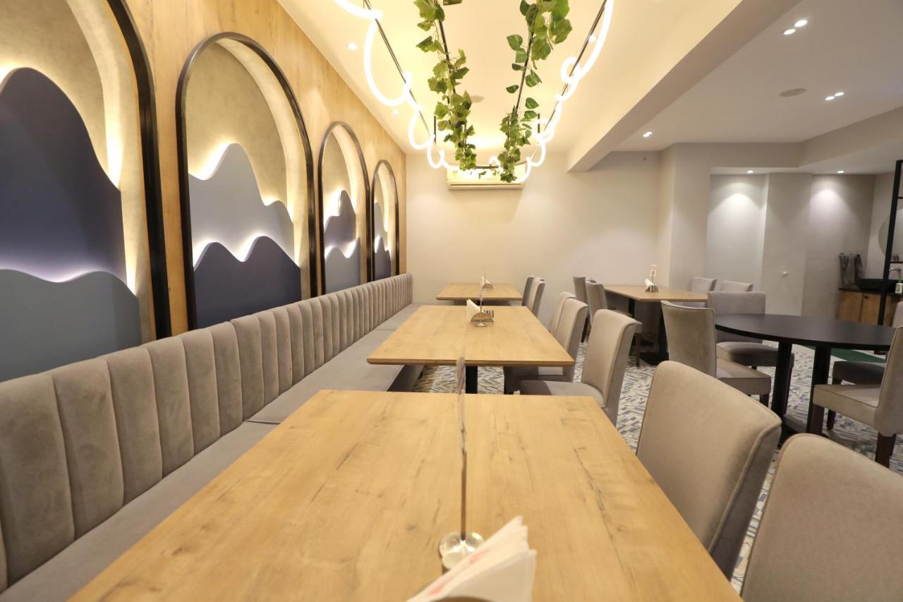 Hotel Privya Rooms And Banquet Surate Extérieur photo
