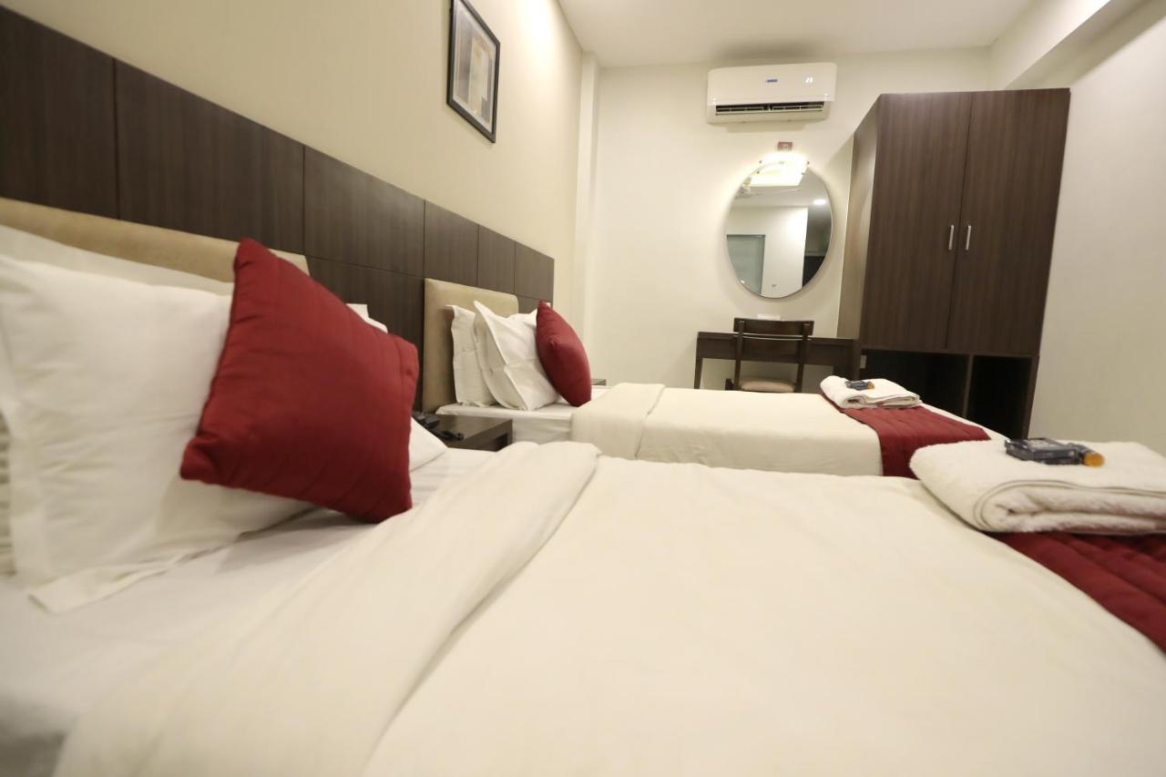 Hotel Privya Rooms And Banquet Surate Extérieur photo