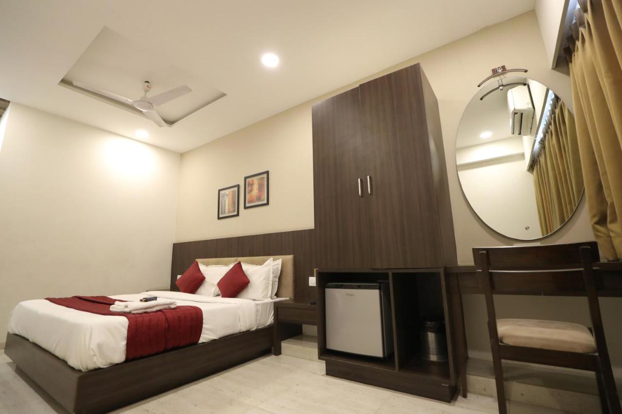 Hotel Privya Rooms And Banquet Surate Extérieur photo