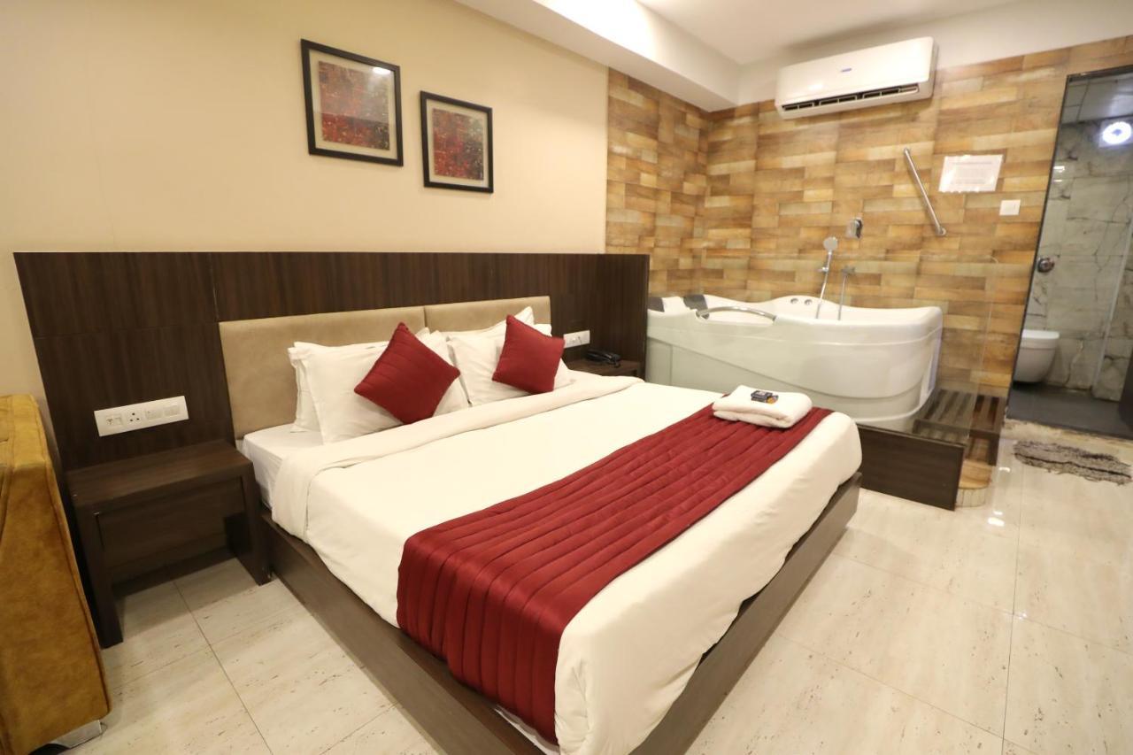 Hotel Privya Rooms And Banquet Surate Extérieur photo