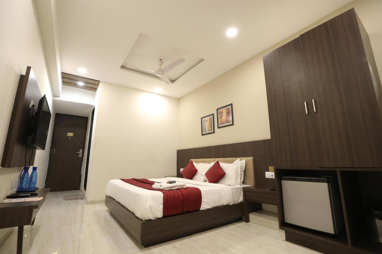 Hotel Privya Rooms And Banquet Surate Extérieur photo