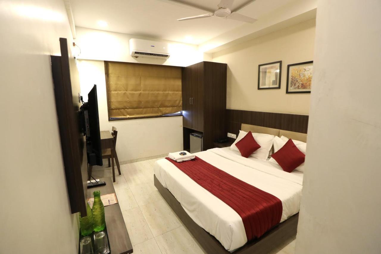 Hotel Privya Rooms And Banquet Surate Extérieur photo