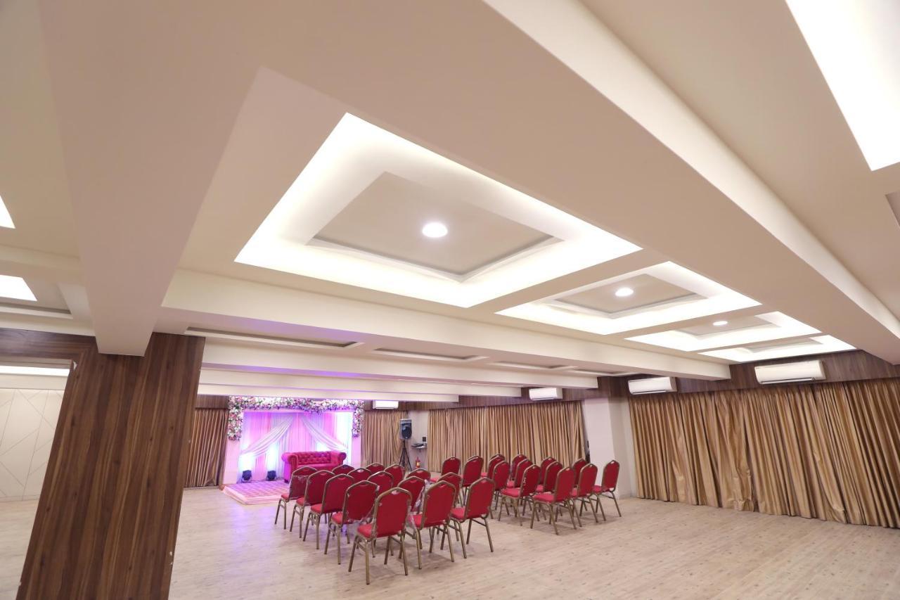 Hotel Privya Rooms And Banquet Surate Extérieur photo
