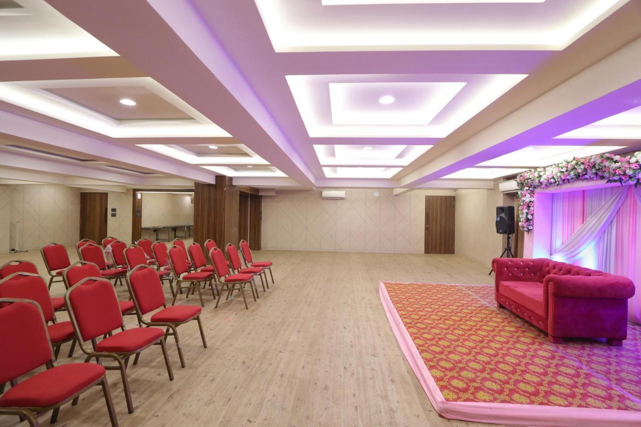 Hotel Privya Rooms And Banquet Surate Extérieur photo